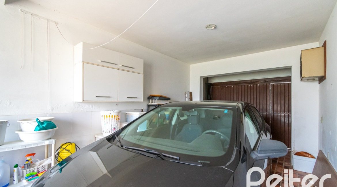 Casa à venda com 239m², 3 dormitórios, 1 suíte, 2 vagas, no bairro Ipanema em Porto Alegre