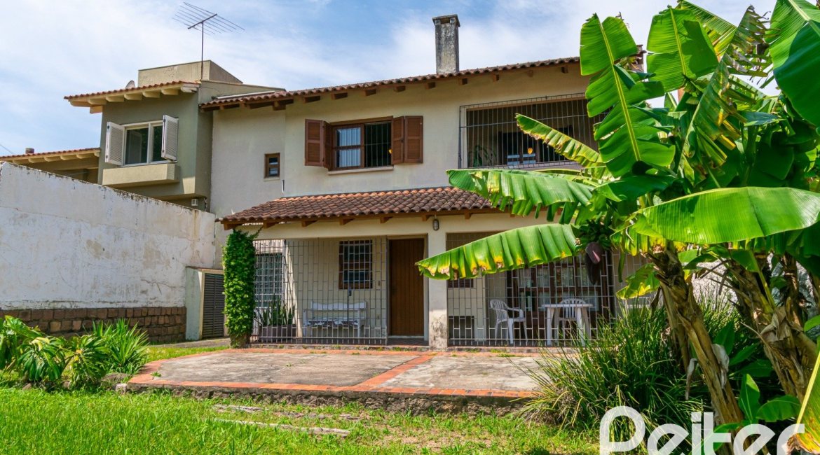 Casa à venda com 239m², 3 dormitórios, 1 suíte, 2 vagas, no bairro Ipanema em Porto Alegre