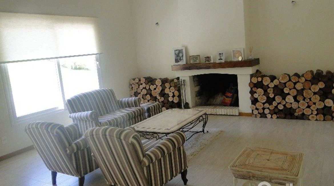 Casa em Condomínio à venda com 288m², 4 dormitórios, 2 suítes, 2 vagas, no bairro Knorr em Porto Alegre