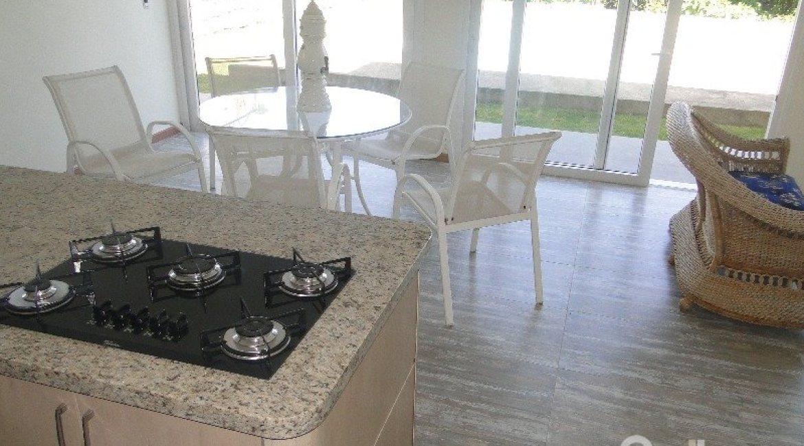 Casa em Condomínio à venda com 288m², 4 dormitórios, 2 suítes, 2 vagas, no bairro Knorr em Porto Alegre