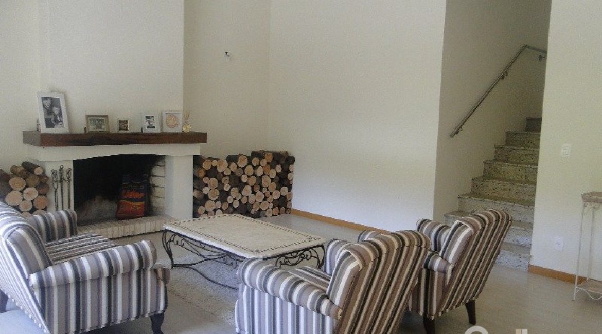 Casa em Condomínio à venda com 288m², 4 dormitórios, 2 suítes, 2 vagas, no bairro Knorr em Porto Alegre