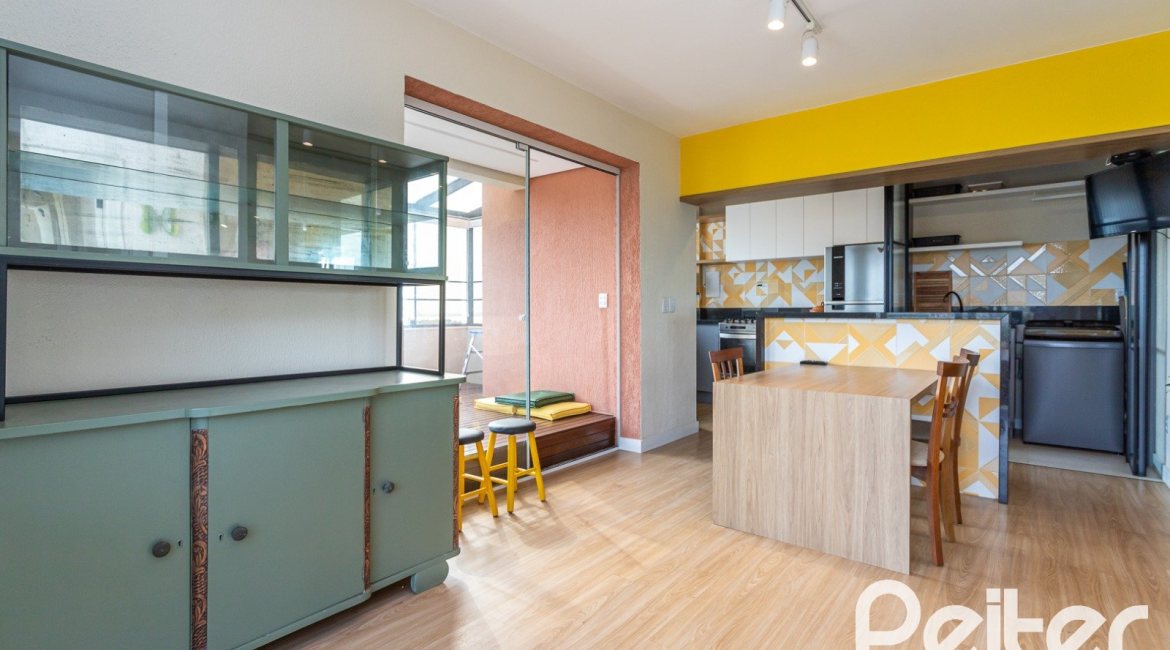 Cobertura à venda com 153m², 3 dormitórios, 1 suíte, 1 vaga, no bairro Tristeza em PORTO ALEGRE