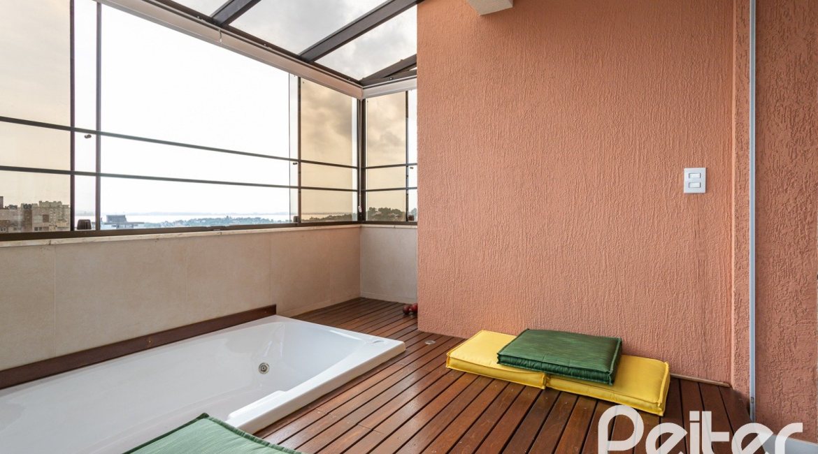 Cobertura à venda com 153m², 3 dormitórios, 1 suíte, 1 vaga, no bairro Tristeza em PORTO ALEGRE