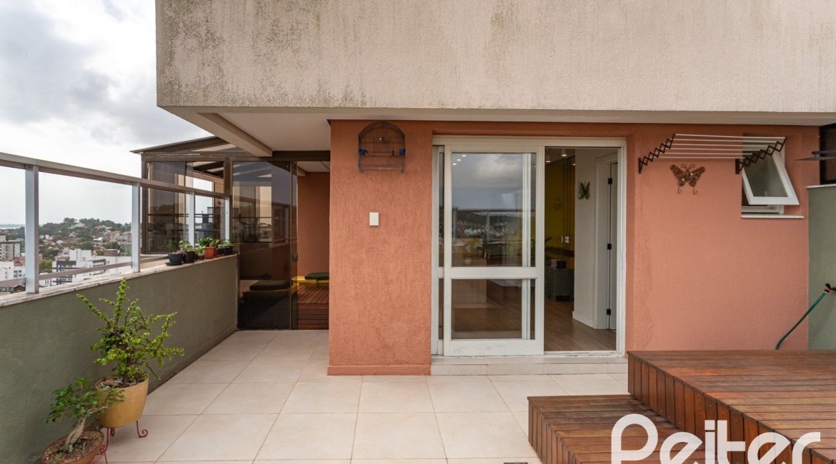 Cobertura à venda com 153m², 3 dormitórios, 1 suíte, 1 vaga, no bairro Tristeza em PORTO ALEGRE