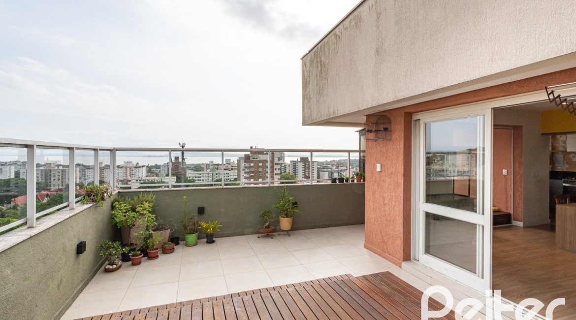 Cobertura à venda com 153m², 3 dormitórios, 1 suíte, 1 vaga, no bairro Tristeza em PORTO ALEGRE