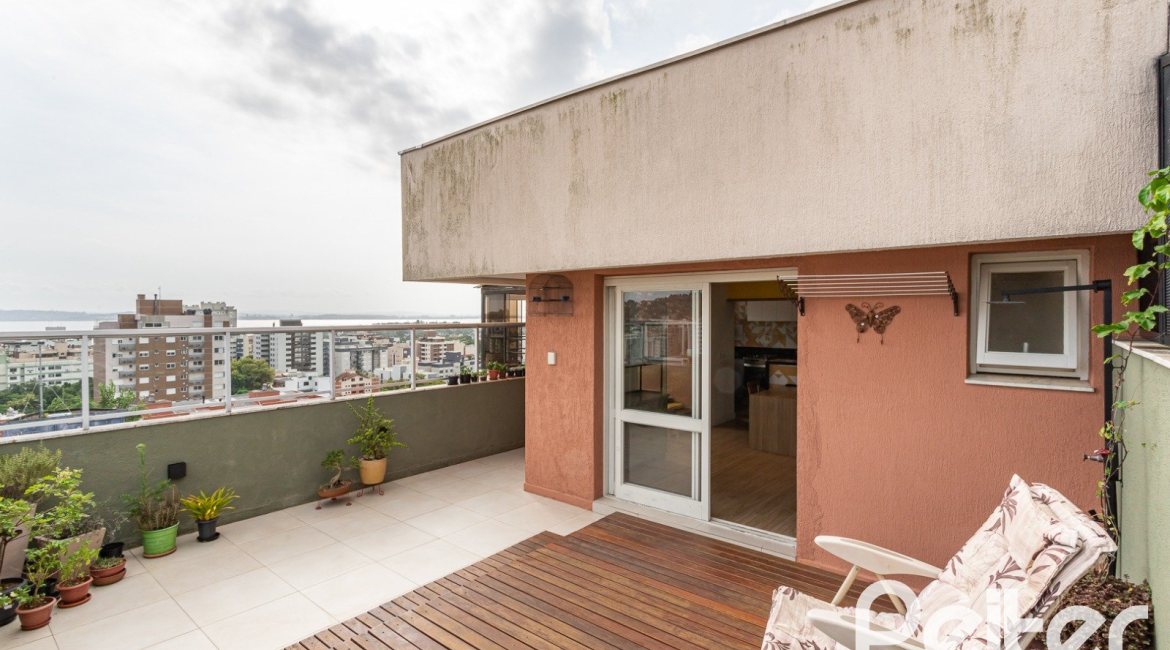 Cobertura à venda com 153m², 3 dormitórios, 1 suíte, 1 vaga, no bairro Tristeza em PORTO ALEGRE