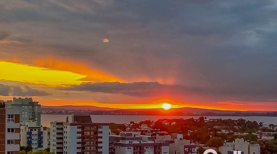 Cobertura à venda com 153m², 3 dormitórios, 1 suíte, 1 vaga, no bairro Tristeza em PORTO ALEGRE