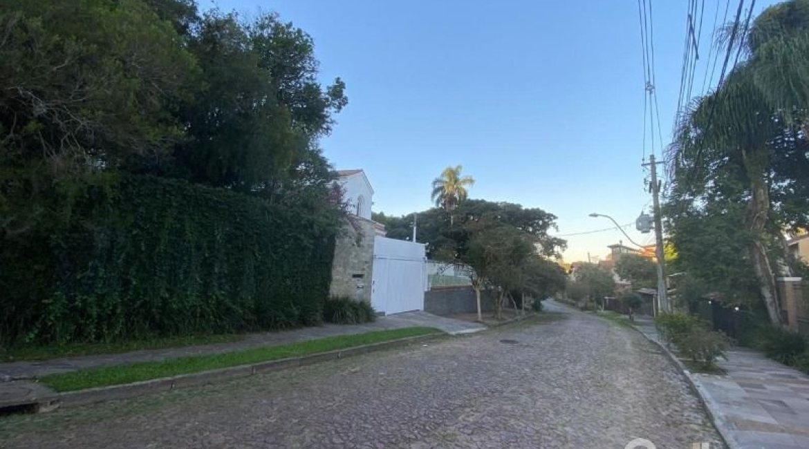 Terreno à venda, no bairro Vila Assunção em Porto Alegre