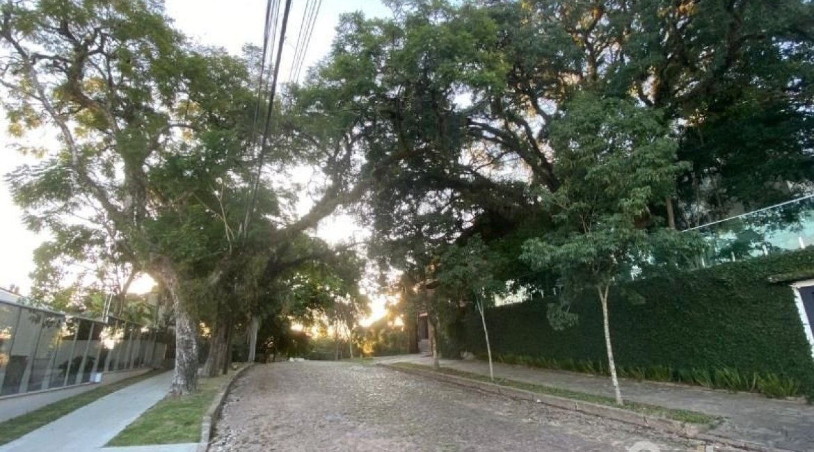 Terreno à venda, no bairro Vila Assunção em Porto Alegre