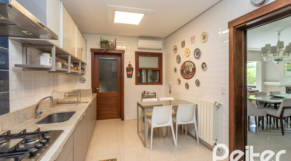 Casa em Condomínio à venda com 339m², 3 dormitórios, 1 suíte, 3 vagas, no bairro Tristeza em PORTO ALEGRE