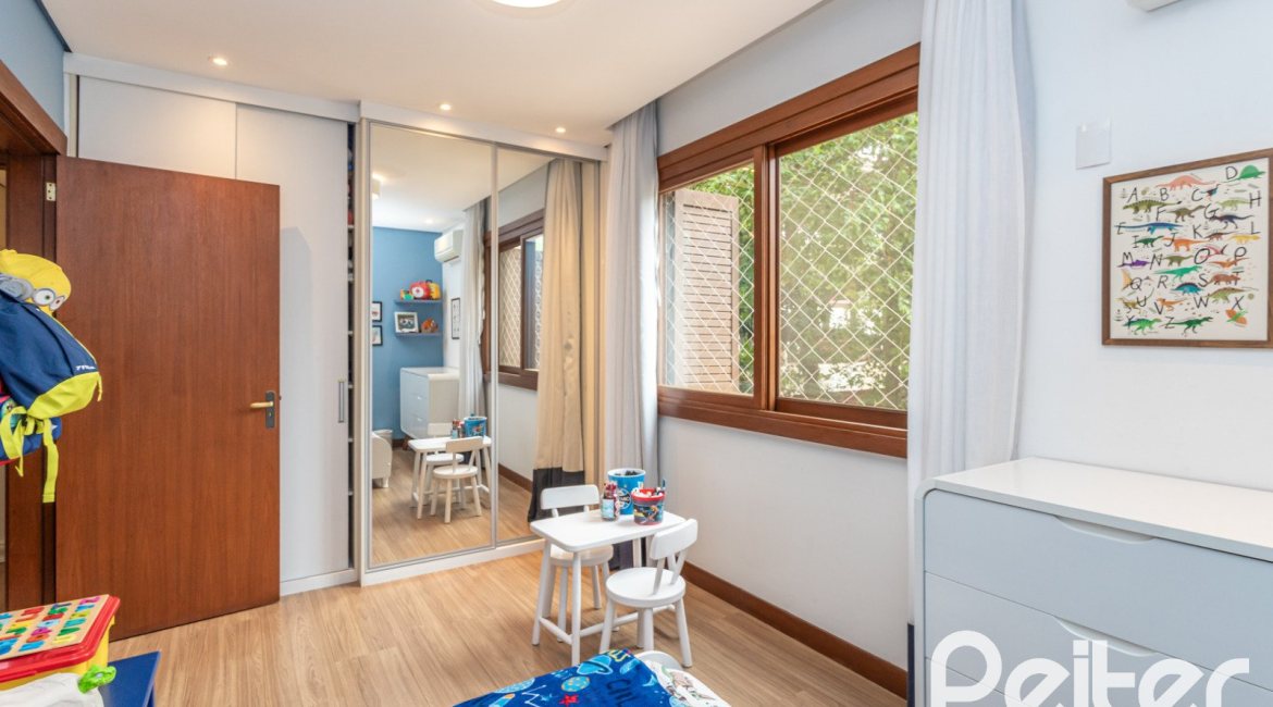 Casa em Condomínio à venda com 339m², 3 dormitórios, 1 suíte, 3 vagas, no bairro Tristeza em PORTO ALEGRE