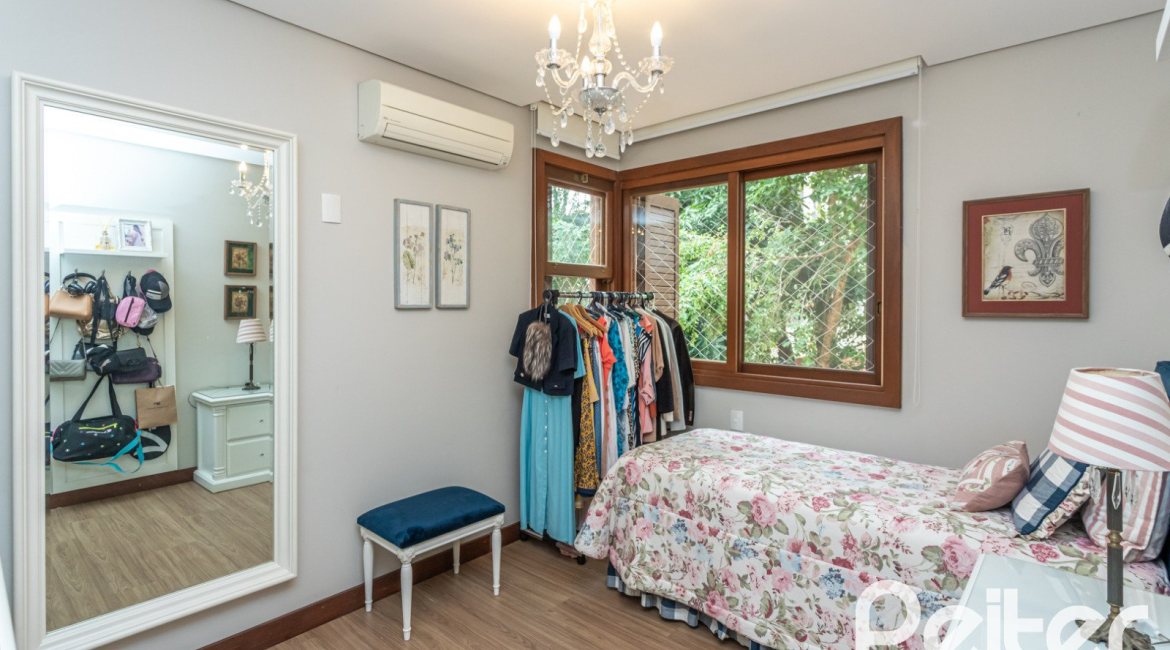 Casa em Condomínio à venda com 339m², 3 dormitórios, 1 suíte, 3 vagas, no bairro Tristeza em PORTO ALEGRE