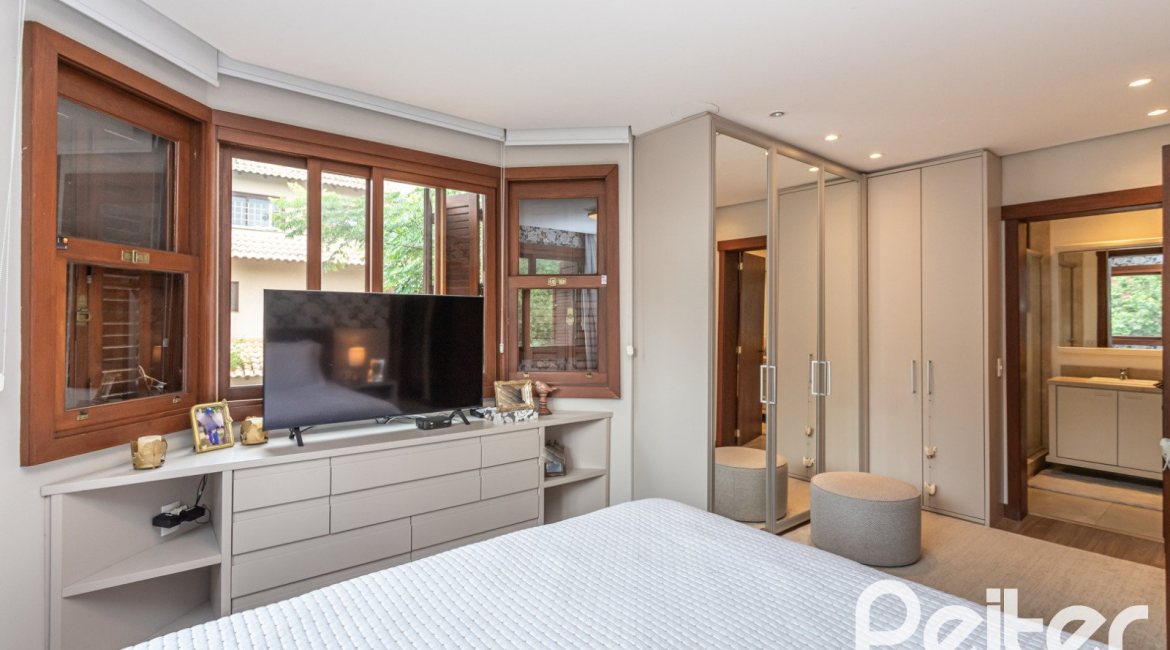 Casa em Condomínio à venda com 339m², 3 dormitórios, 1 suíte, 3 vagas, no bairro Tristeza em PORTO ALEGRE