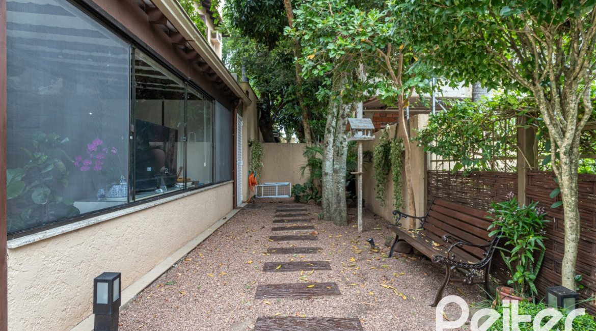 Casa em Condomínio à venda com 339m², 3 dormitórios, 1 suíte, 3 vagas, no bairro Tristeza em PORTO ALEGRE