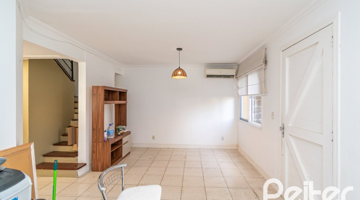 Casa em Condomínio à venda com 118m², 3 dormitórios, 1 suíte, 2 vagas, no bairro Cristal em Porto Alegre