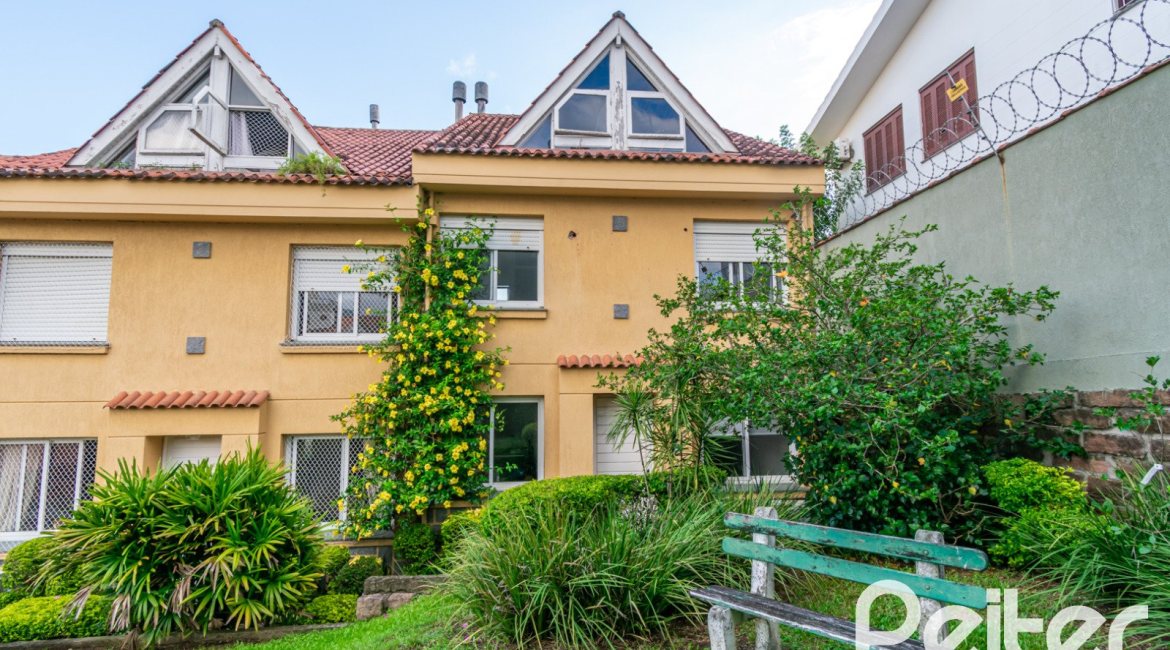 Casa em Condomínio à venda com 118m², 3 dormitórios, 1 suíte, 2 vagas, no bairro Cristal em Porto Alegre