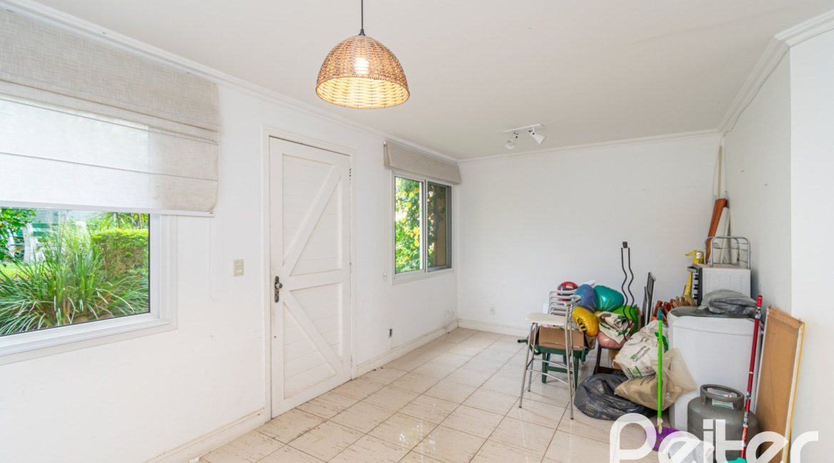 Casa em Condomínio à venda com 118m², 3 dormitórios, 1 suíte, 2 vagas, no bairro Cristal em Porto Alegre