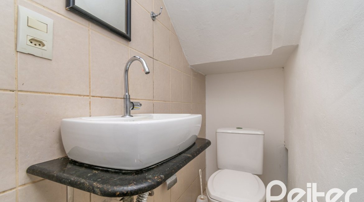 Casa em Condomínio à venda com 118m², 3 dormitórios, 1 suíte, 2 vagas, no bairro Cristal em Porto Alegre