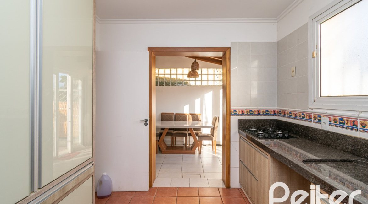 Casa em Condomínio à venda com 118m², 3 dormitórios, 1 suíte, 2 vagas, no bairro Cristal em Porto Alegre