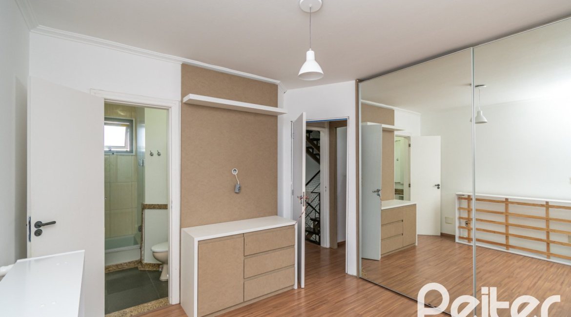 Casa em Condomínio à venda com 118m², 3 dormitórios, 1 suíte, 2 vagas, no bairro Cristal em Porto Alegre