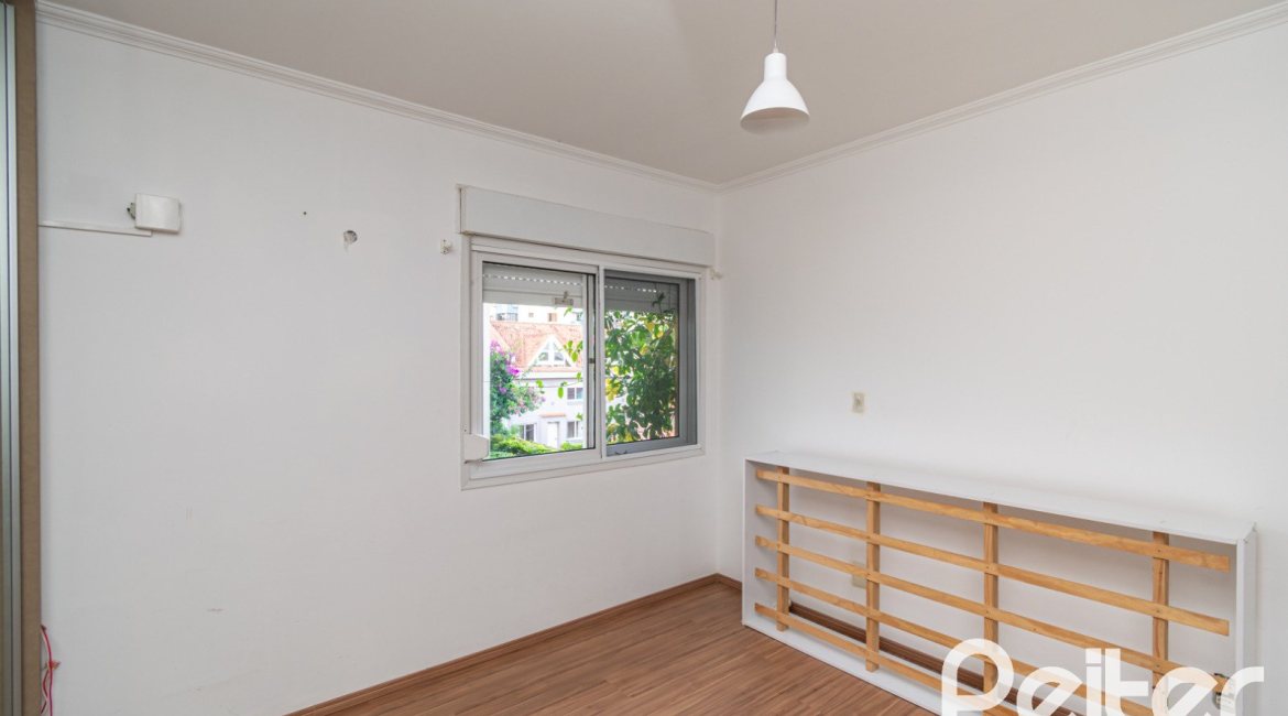 Casa em Condomínio à venda com 118m², 3 dormitórios, 1 suíte, 2 vagas, no bairro Cristal em Porto Alegre