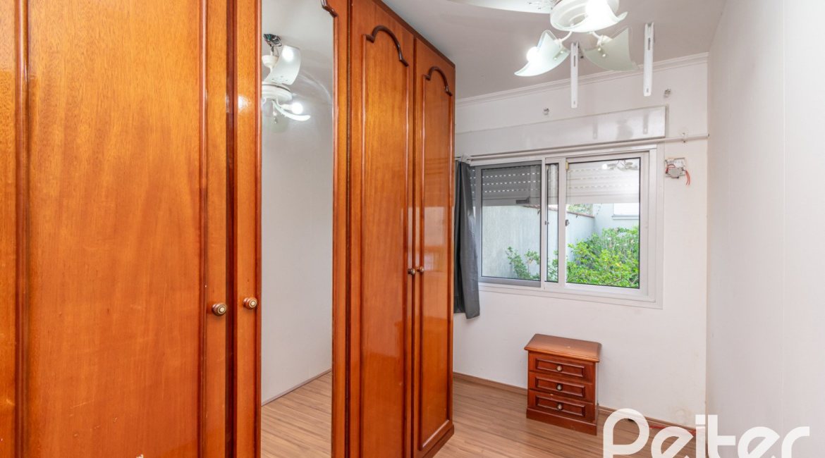 Casa em Condomínio à venda com 118m², 3 dormitórios, 1 suíte, 2 vagas, no bairro Cristal em Porto Alegre