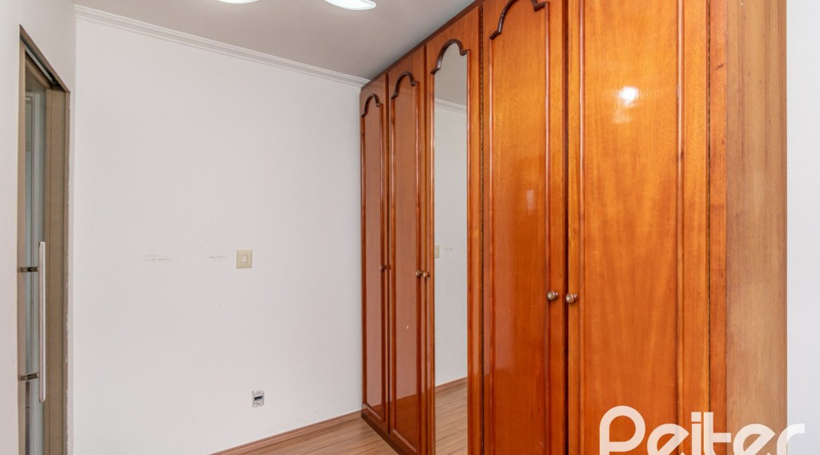 Casa em Condomínio à venda com 118m², 3 dormitórios, 1 suíte, 2 vagas, no bairro Cristal em Porto Alegre