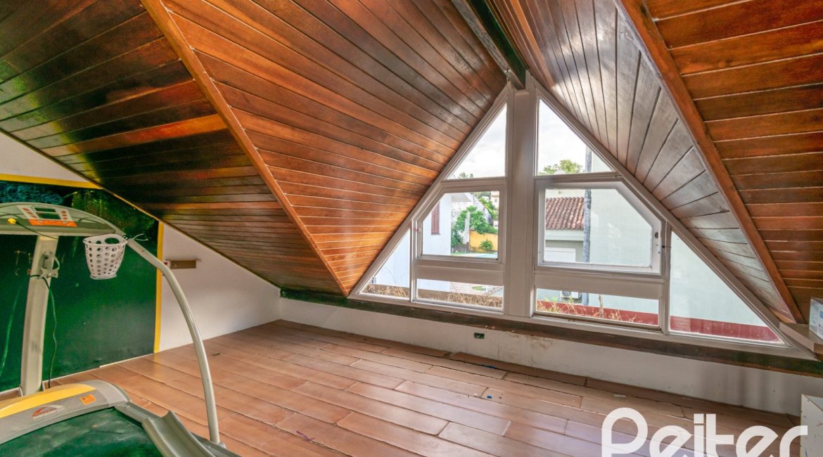 Casa em Condomínio à venda com 118m², 3 dormitórios, 1 suíte, 2 vagas, no bairro Cristal em Porto Alegre