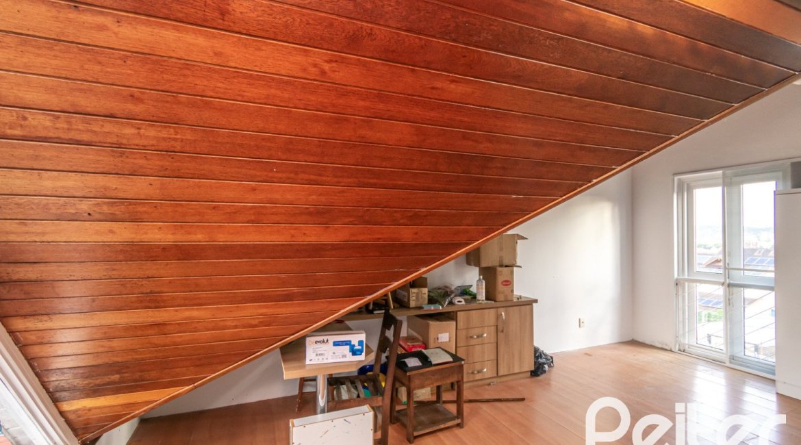 Casa em Condomínio à venda com 118m², 3 dormitórios, 1 suíte, 2 vagas, no bairro Cristal em Porto Alegre