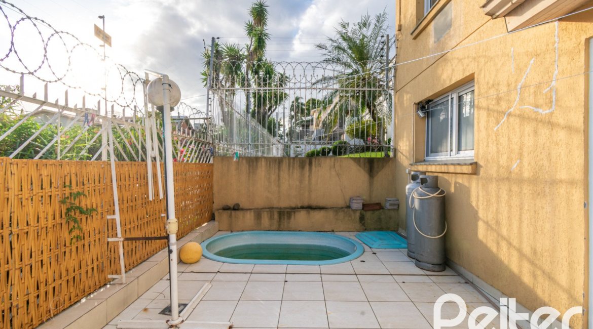 Casa em Condomínio à venda com 118m², 3 dormitórios, 1 suíte, 2 vagas, no bairro Cristal em Porto Alegre