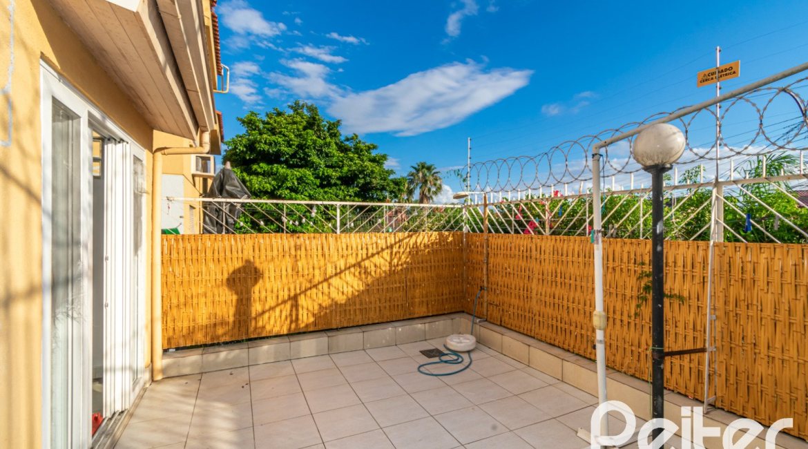 Casa em Condomínio à venda com 118m², 3 dormitórios, 1 suíte, 2 vagas, no bairro Cristal em Porto Alegre