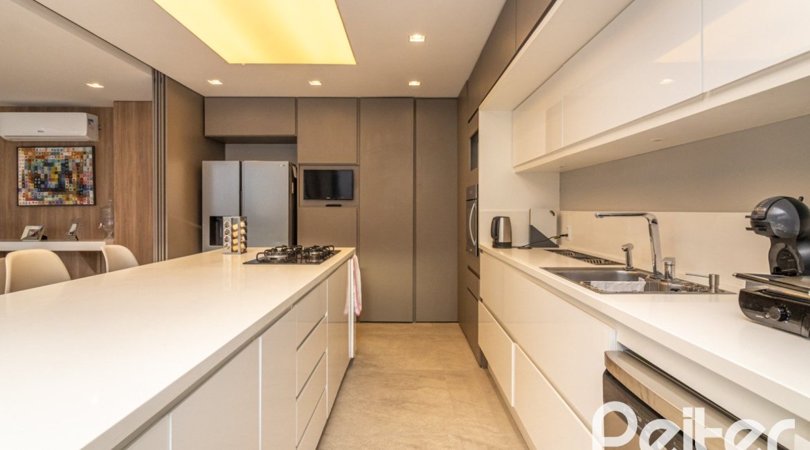 Casa em Condomínio à venda com 411m², 4 dormitórios, 4 suítes, 6 vagas, no bairro Alphaville em PORTO ALEGRE