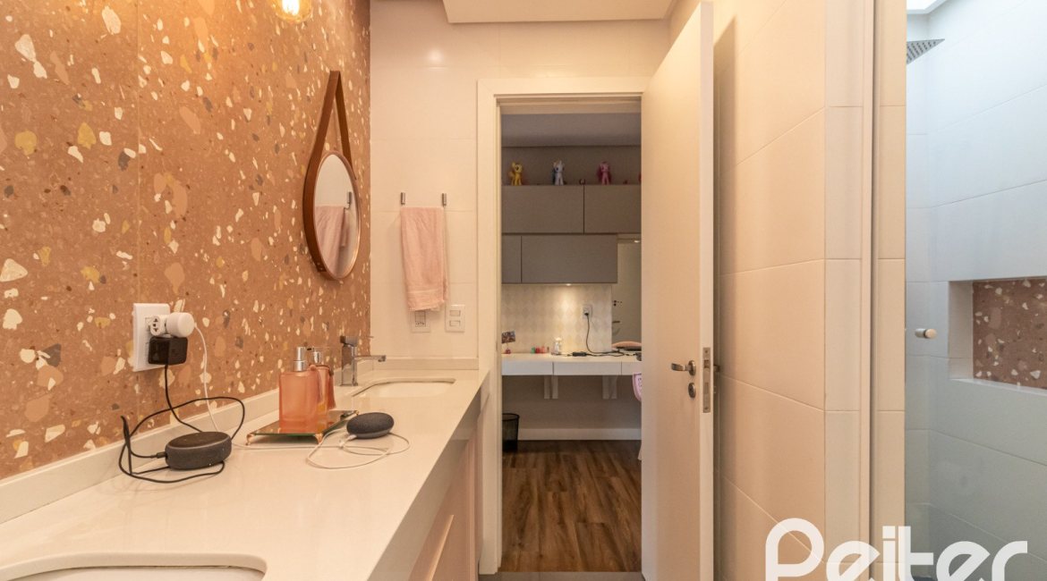 Casa em Condomínio à venda com 411m², 4 dormitórios, 4 suítes, 6 vagas, no bairro Alphaville em PORTO ALEGRE