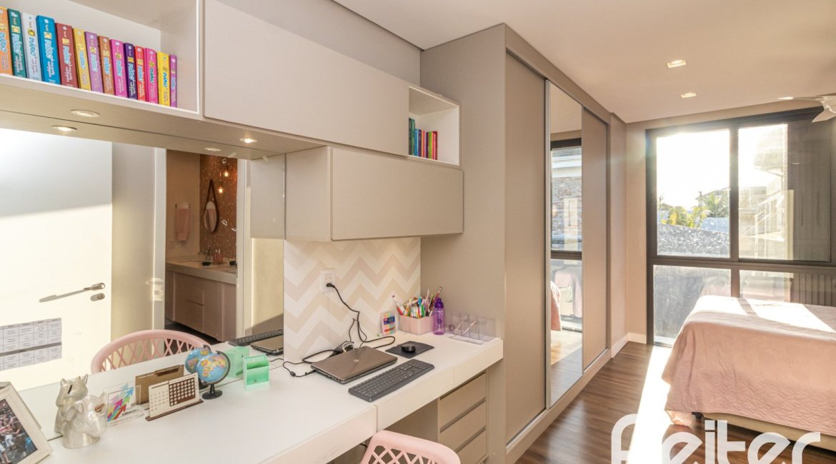 Casa em Condomínio à venda com 411m², 4 dormitórios, 4 suítes, 6 vagas, no bairro Alphaville em PORTO ALEGRE