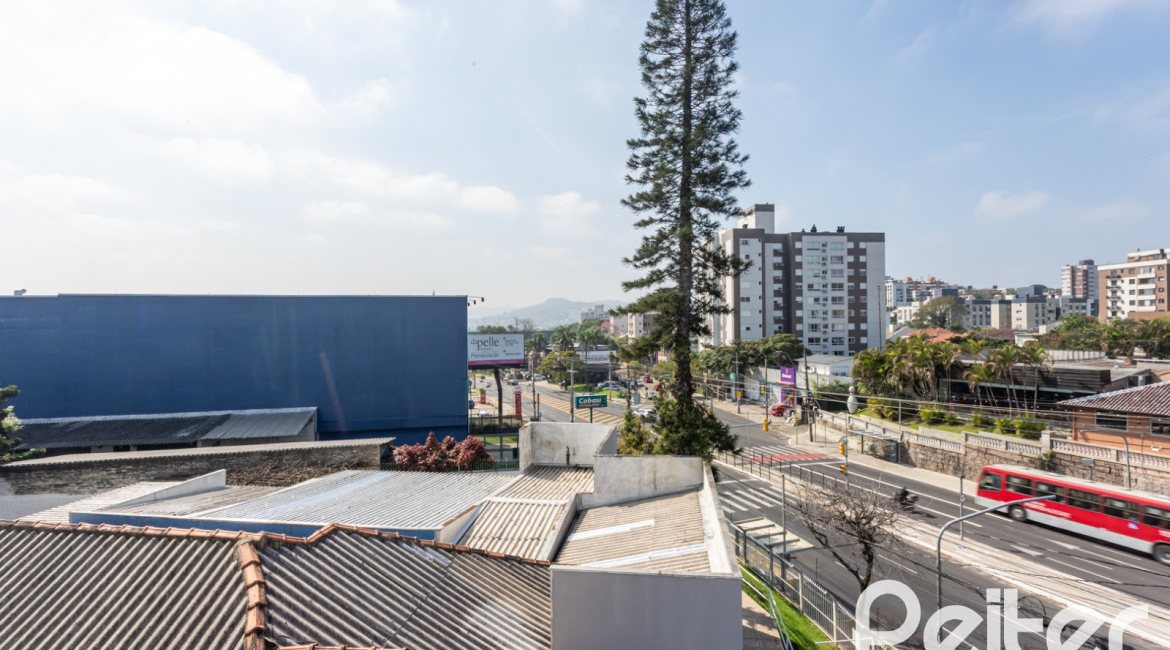 Cobertura à venda com 121m², 3 dormitórios, 1 suíte, 2 vagas, no bairro Vila Assunção em Porto Alegre