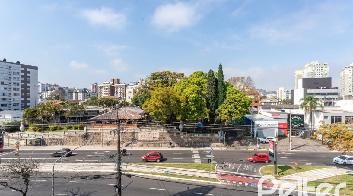 Cobertura à venda com 121m², 3 dormitórios, 1 suíte, 2 vagas, no bairro Vila Assunção em Porto Alegre