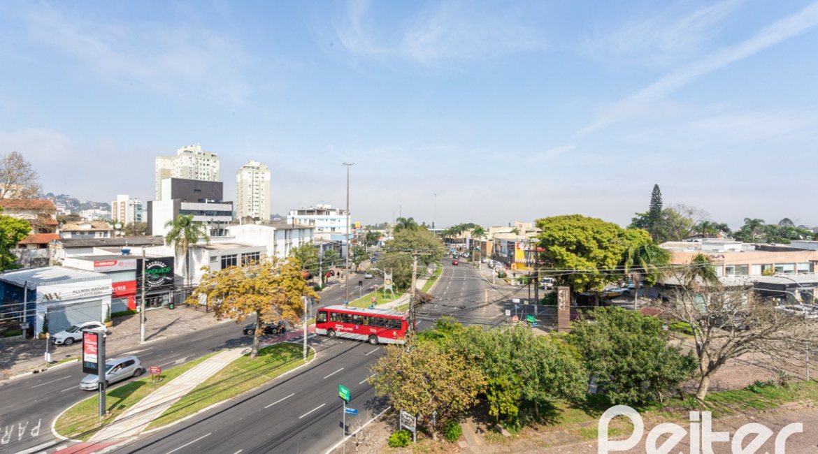 Cobertura à venda com 121m², 3 dormitórios, 1 suíte, 2 vagas, no bairro Vila Assunção em Porto Alegre