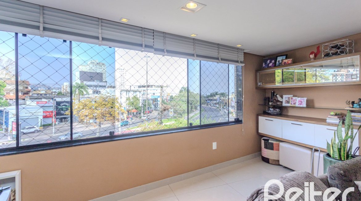 Cobertura à venda com 121m², 3 dormitórios, 1 suíte, 2 vagas, no bairro Vila Assunção em Porto Alegre