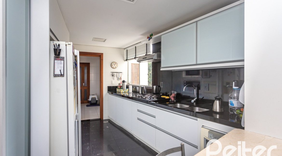 Cobertura à venda com 121m², 3 dormitórios, 1 suíte, 2 vagas, no bairro Vila Assunção em Porto Alegre