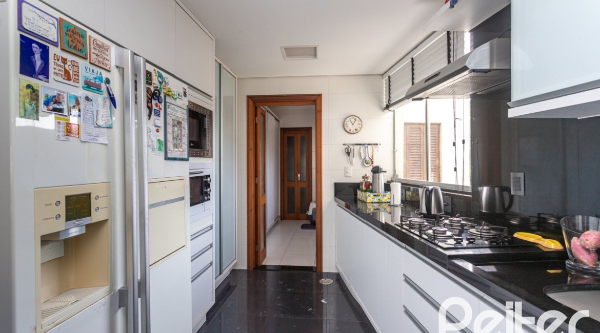 Cobertura à venda com 121m², 3 dormitórios, 1 suíte, 2 vagas, no bairro Vila Assunção em Porto Alegre