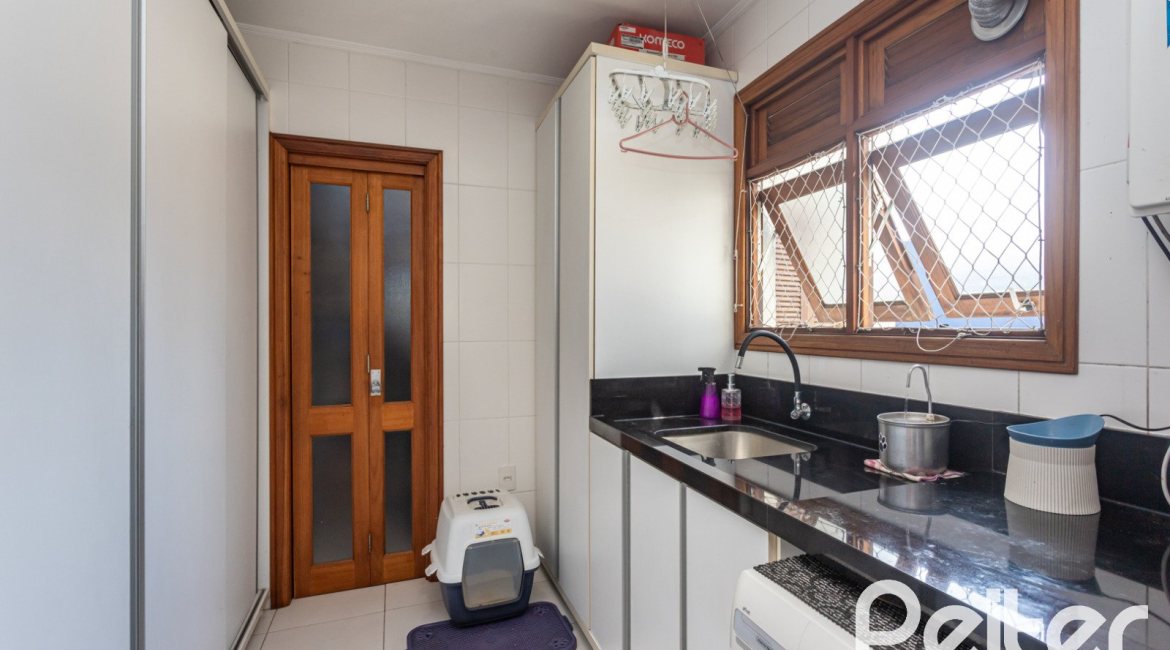 Cobertura à venda com 121m², 3 dormitórios, 1 suíte, 2 vagas, no bairro Vila Assunção em Porto Alegre