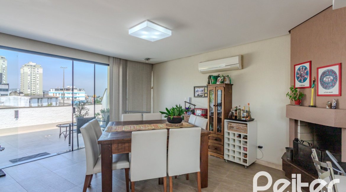 Cobertura à venda com 121m², 3 dormitórios, 1 suíte, 2 vagas, no bairro Vila Assunção em Porto Alegre