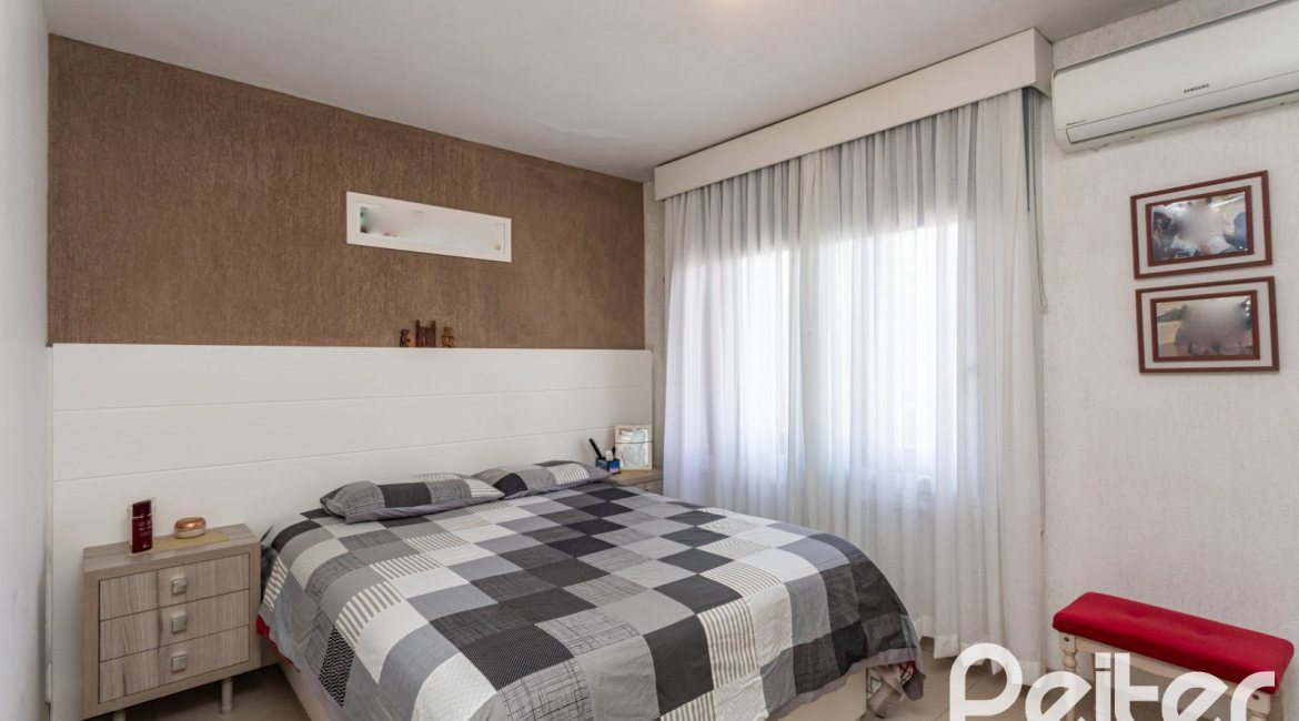 Cobertura à venda com 121m², 3 dormitórios, 1 suíte, 2 vagas, no bairro Vila Assunção em Porto Alegre