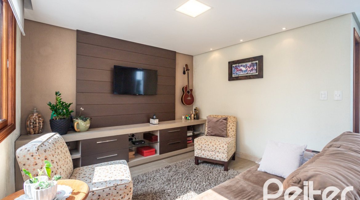 Cobertura à venda com 121m², 3 dormitórios, 1 suíte, 2 vagas, no bairro Vila Assunção em Porto Alegre