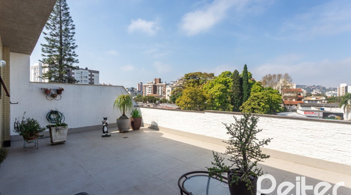 Cobertura à venda com 121m², 3 dormitórios, 1 suíte, 2 vagas, no bairro Vila Assunção em Porto Alegre