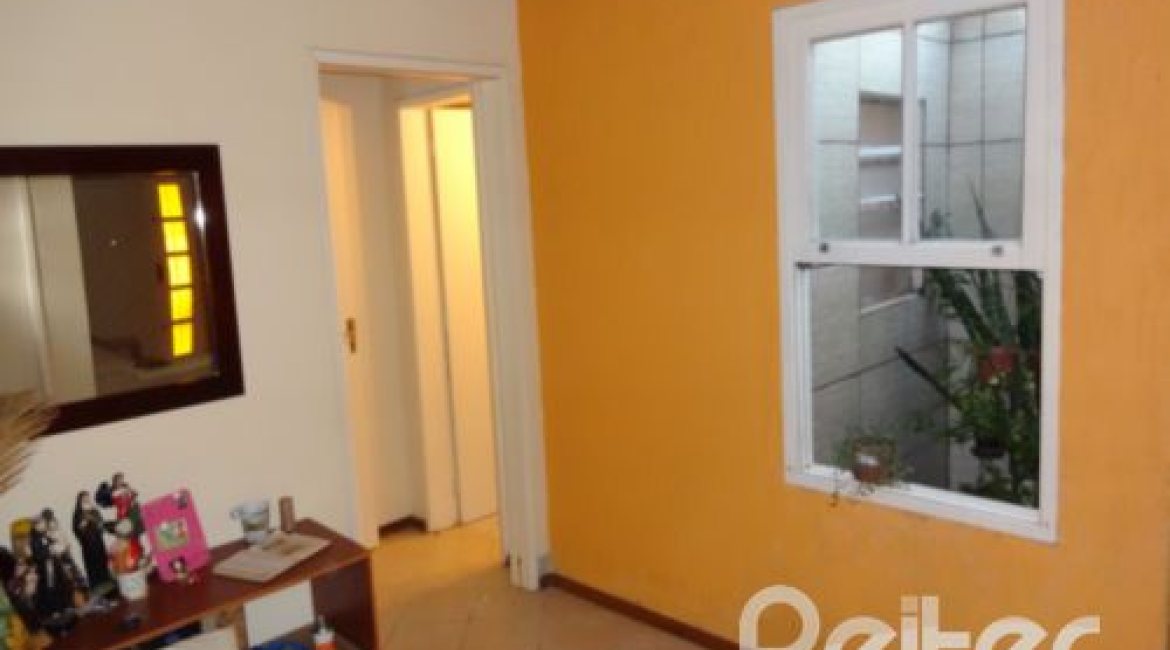 Terreno à venda com 110m², 2 vagas, no bairro Camaquã em Porto Alegre