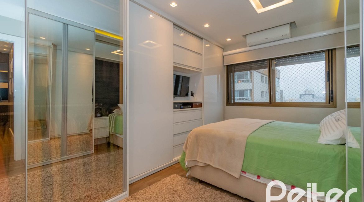 Apartamento à venda com 136m², 3 dormitórios, 1 suíte, 2 vagas, no bairro Tristeza em PORTO ALEGRE