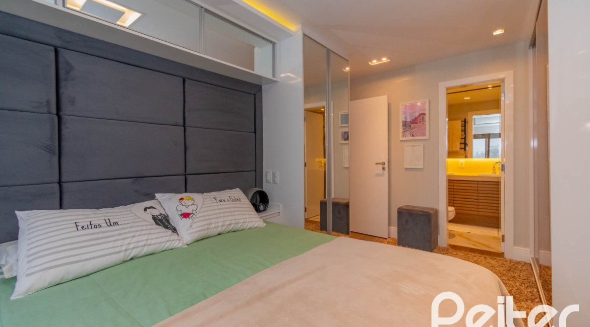 Apartamento à venda com 136m², 3 dormitórios, 1 suíte, 2 vagas, no bairro Tristeza em PORTO ALEGRE