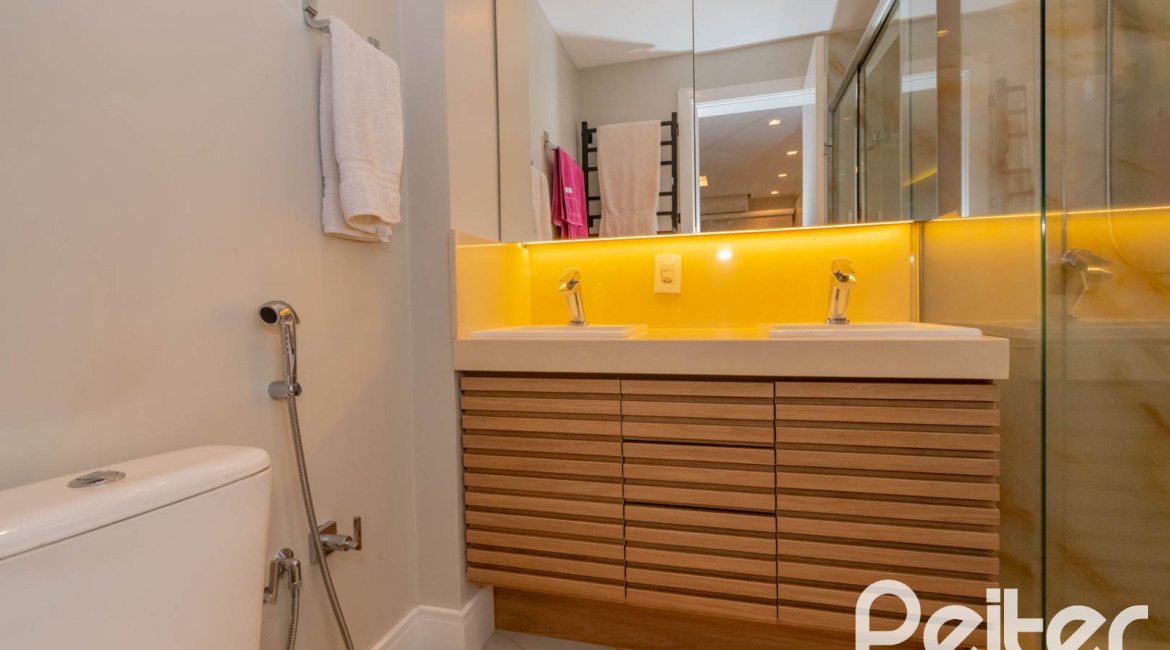 Apartamento à venda com 136m², 3 dormitórios, 1 suíte, 2 vagas, no bairro Tristeza em PORTO ALEGRE