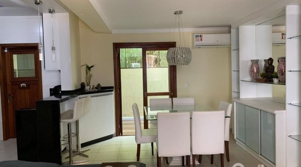 Casa em Condomínio à venda com 122m², 3 dormitórios, 1 suíte, 2 vagas, no bairro Cristal em Porto Alegre